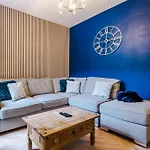 Rest&recharge At A Luxury Retreat In - Sleeps 11, 5 Bedrooms, 3 Bathrooms, Free Parking *