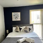 Serene 2-bed Flat Апартаменты Манчестер