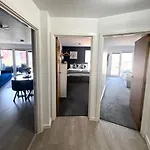 Serene 2-bed Flat Манчестер