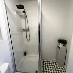 Serene 2-bed Flat Апартаменты Манчестер
