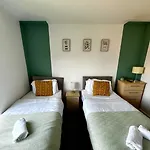 Serene 2-bed Flat Апартаменты