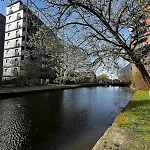 Serene 2-bed Flat Манчестер