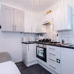 Stunning 3bedroom Home, Game Room, Free Parking, Fully Stocked, Sleeps 8