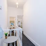 Stunning 3bedroom Home, Game Room, Free Parking, Fully Stocked, Sleeps 8 マンチェスター