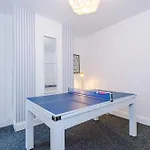 Stunning 3bedroom Home, Game Room, Free Parking, Fully Stocked, Sleeps 8 Lägenhet