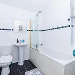 Stunning 3bedroom Home, Game Room, Free Parking, Fully Stocked, Sleeps 8 アパート