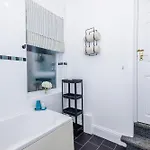 Stunning 3bedroom Home, Game Room, Free Parking, Fully Stocked, Sleeps 8 *
