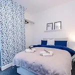 Stunning 3bedroom Home, Game Room, Free Parking, Fully Stocked, Sleeps 8 *