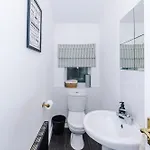 Stunning 3bedroom Home, Game Room, Free Parking, Fully Stocked, Sleeps 8 アパート