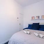 Stunning 3bedroom Home, Game Room, Free Parking, Fully Stocked, Sleeps 8