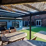 Stunning 3 Bedroom In Stretford, Game Room, Summer House, Smart Tv, Driveway *