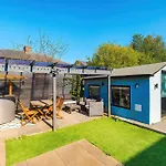 Apartmán Stunning 3 Bedroom In Stretford, Game Room, Summer House, Smart Tv, Driveway Manchester