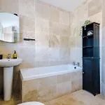 Stunning 3 Bedroom In Stretford, Game Room, Summer House, Smart Tv, Driveway Apartmán