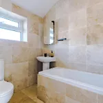 Apartmán Stunning 3 Bedroom In Stretford, Game Room, Summer House, Smart Tv, Driveway