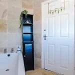 Apartmán Stunning 3 Bedroom In Stretford, Game Room, Summer House, Smart Tv, Driveway *