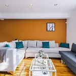 Stunning 3 Bedroom In Stretford, Game Room, Summer House, Smart Tv, Driveway *