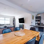 Stunning 3 Bedroom In Stretford, Game Room, Summer House, Smart Tv, Driveway