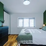 Stunning 3 Bedroom In Stretford, Game Room, Summer House, Smart Tv, Driveway Apartmán