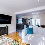 Stunning 3 Bedroom In Stretford, Game Room, Summer House, Smart Tv, Driveway Manchester