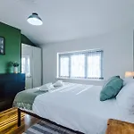 Stunning 3 Bedroom In Stretford, Game Room, Summer House, Smart Tv, Driveway * Manchester