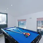 Stunning 3 Bedroom In Stretford, Game Room, Summer House, Smart Tv, Driveway Apartmán *