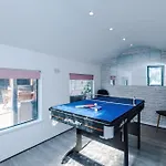 Stunning 3 Bedroom In Stretford, Game Room, Summer House, Smart Tv, Driveway Apartmán Manchester