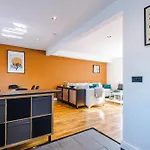 Stunning 3 Bedroom In Stretford, Game Room, Summer House, Smart Tv, Driveway Manchester