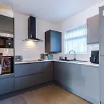 Stunning 3 Bedroom In Stretford, Game Room, Summer House, Smart Tv, Driveway Apartmán *