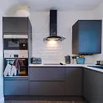 Stunning 3 Bedroom In Stretford, Game Room, Summer House, Smart Tv, Driveway Apartmán Manchester