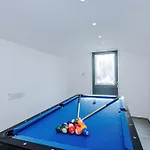 Apartmán Stunning 3 Bedroom In Stretford, Game Room, Summer House, Smart Tv, Driveway
