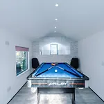 Stunning 3 Bedroom In Stretford, Game Room, Summer House, Smart Tv, Driveway Manchester