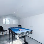 Stunning 3 Bedroom In Stretford, Game Room, Summer House, Smart Tv, Driveway * Manchester