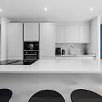 4 Bed Canal St Townhouse Free Parking