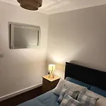 Chic Trafford Apartment, Private Underground Parking, Fast Wi-fi, Self Check-in Anytime, 5 Mins To Old Trafford Stadium *