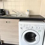Daire Chic Trafford Apartment, Private Underground Parking, Fast Wi-fi, Self Check-in Anytime, 5 Mins To Old Trafford Stadium *