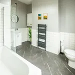 Lägenhet Spacious 3 Bed With Free Parking 20mins From Center *