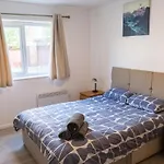 Comfortable Spacious 3 Bed, 2 Bedroom - Secure Parking - Close To Centre And Old Trafford شقة