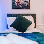 Appartamento Discounted Month Contractor Parking Wi-fi Sleeps 8 *