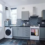 Discounted Month Contractor Parking Wi-fi Sleeps 8 Manchester