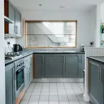 Chic 2br Centre Balcony Near Victoria St Daire *