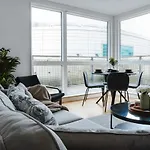Stylish 2Br City Centre Balcony Near Victoria *