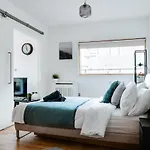 Chic 2br Centre Balcony Near Victoria St