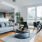 Stylish 2Br City Centre Balcony Near Victoria *