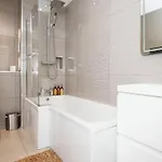 Modern Rooms In 4-Bed House - Walking Distance To Coop Live ,Etihad, Ancoats And City Centre *