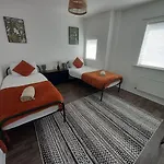Modern Rooms In 4-Bed House - Walking Distance To Coop Live ,Etihad, Ancoats And City Centre Guest house