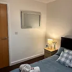 Chic Trafford Apartment, Private Underground Parking, Fast Wi-fi, Self Check-in Anytime, 5 Mins To Old Trafford Stadium Daire *