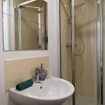 Chic Trafford Apartment, Private Underground Parking, Fast Wi-fi, Self Check-in Anytime, 5 Mins To Old Trafford Stadium Daire *