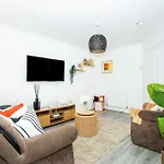 - Centre - Parking - Full Kitchen - M60