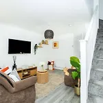 - Centre - Parking - Full Kitchen - M60 *