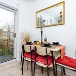 - Centre - Parking - Full Kitchen - M60 Nyaraló